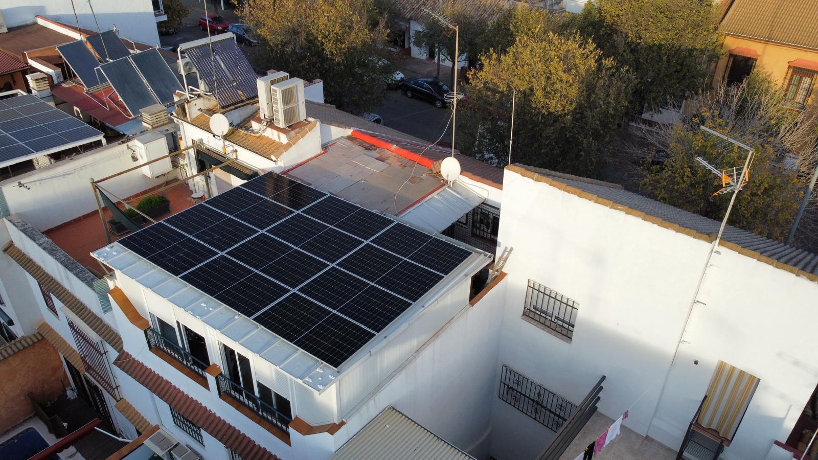 Instalación de placas solares realizada por JM Instalaciones en una vivienda