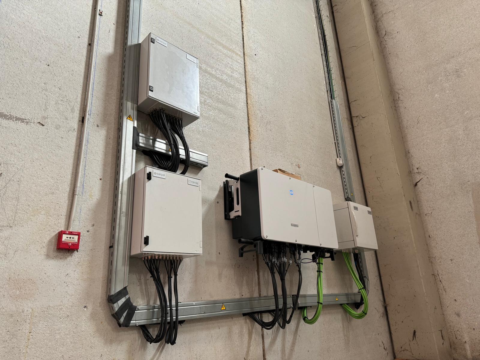Instalación eléctrica en una empresa realizada por JM Instalaciones.